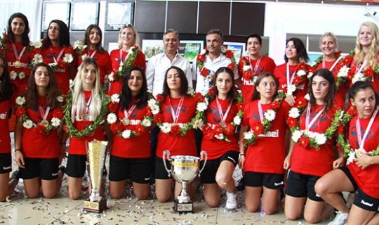 Paşa'nın Melekleri Süper Kupa'yı Antalya'ya kazandırdı