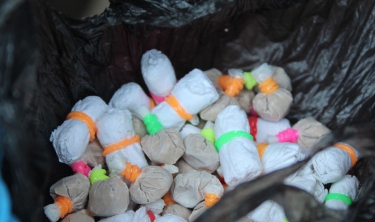 Polisin görünce üzerindeki uyuşturucuları kızının kucağına atıp kaçmaya çalıştı.