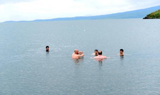 Protokol Çıldır Gölü'nde serinledi