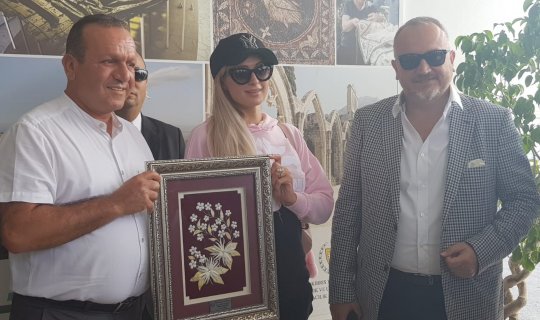 Rumlar engel olamadı Paris Hilton KKTC'de