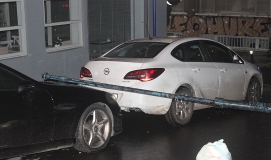 Rüzgar nedeniyle elektrik direği lüks otomobilin üstüne devrildi