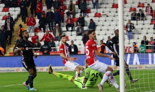 Spor Toto Süper Lig: Antalyaspor: 0 - Beşiktaş: 3 (İlk yarı)