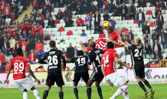Antalyaspor evinde Beşiktaş'a farklı yıkıldı