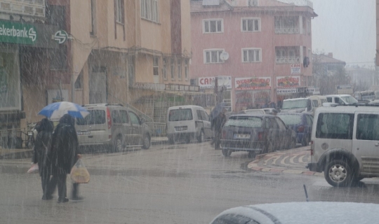 Şuhut’ta sulu kar yağışı ve sağanak yağmur etkili oldu