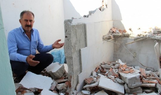 Tayini çıkan imam caminin lojmanını balyozla yıktı