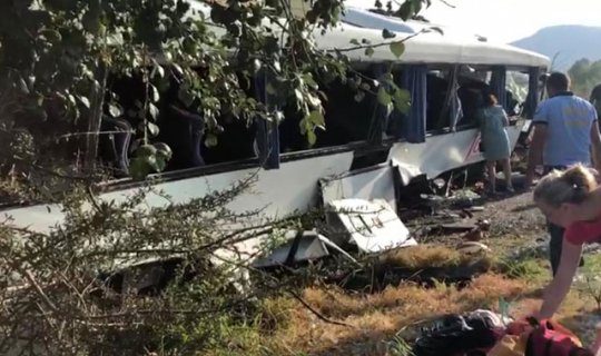 Tur otobüsü kaza yaptı, çok sayıda yaralı var