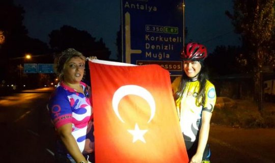 Türk bayrağı ile pedal çeviren kadınların 80'nci durağı Antalya
