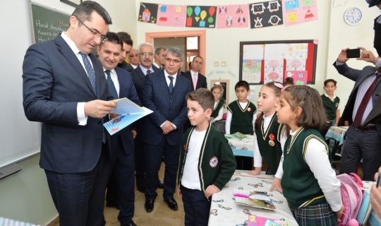 Vali Okay Memiş, öğrencilerden tatilde bolca eğlenerek, kayak yapmalarını istedi