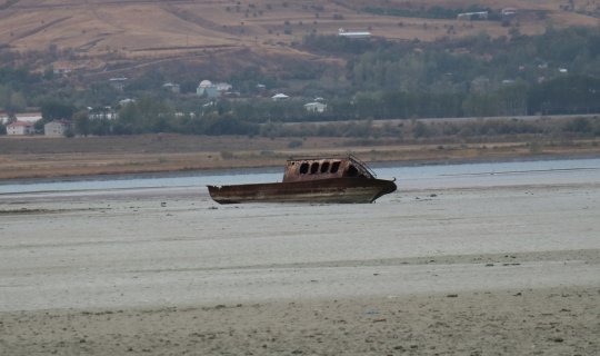 Van Gölü çekilince batık tekneler, tapulu araziler gün yüzüne çıktı
