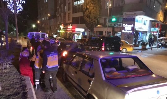 Yayaya çarpmamak için duran otomobile arkadan gelen araç çarptı, 1 yaralı