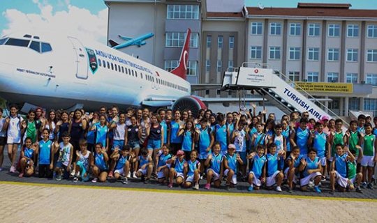 Yaz Spor Okulu öğrencilerinden uçak okuluna ziyaret