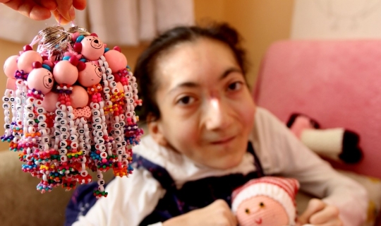 Yüzde 95 bedensel engelli Esin sergi açmaya hazırlanıyor