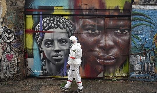 Brezilya'nın Rio de Janeiro kentinde koronavirüsten korunmak için astronot oldu