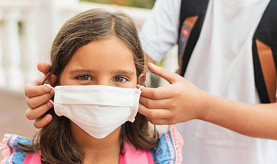 Çocuklarda maske değiş-tokuşunda koronavirüs tehlikesi