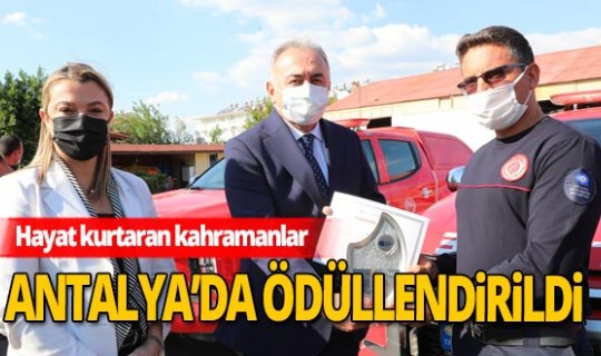 İzmir'de kurtarma çalışmalarına katılan Antalyalı ekibe plaket