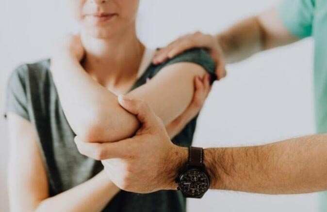 Tenisçi dirseği hastalığı nedir? Nasıl Tedavi edilir?