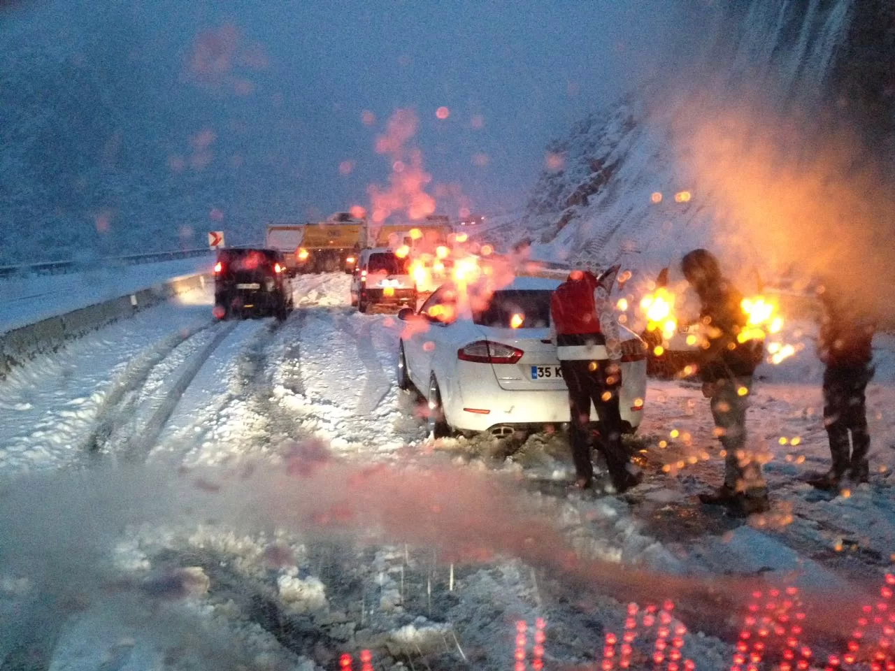 Sürücüler dikkat! Korkuteli yolu kardan kapandı