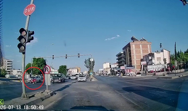 Antalya Serik'te kırmızı ışık kazası kamerada! Kaskı metrelerce havaya fırladı